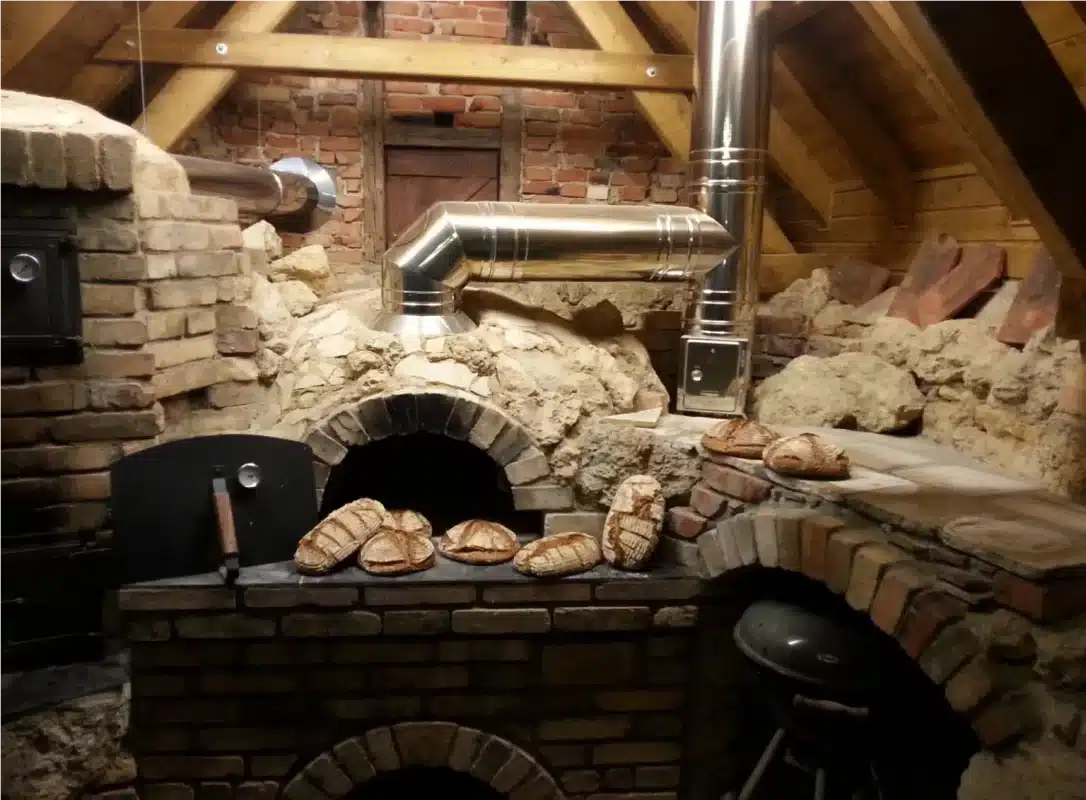Ein Holzbackofen zum Brot backen in einem alten Backhaus