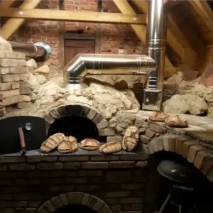 Ein Holzbackofen zum Brot backen in einem alten Backhaus