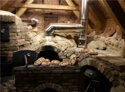 Ein Holzbackofen zum Brot backen in einem alten Backhaus