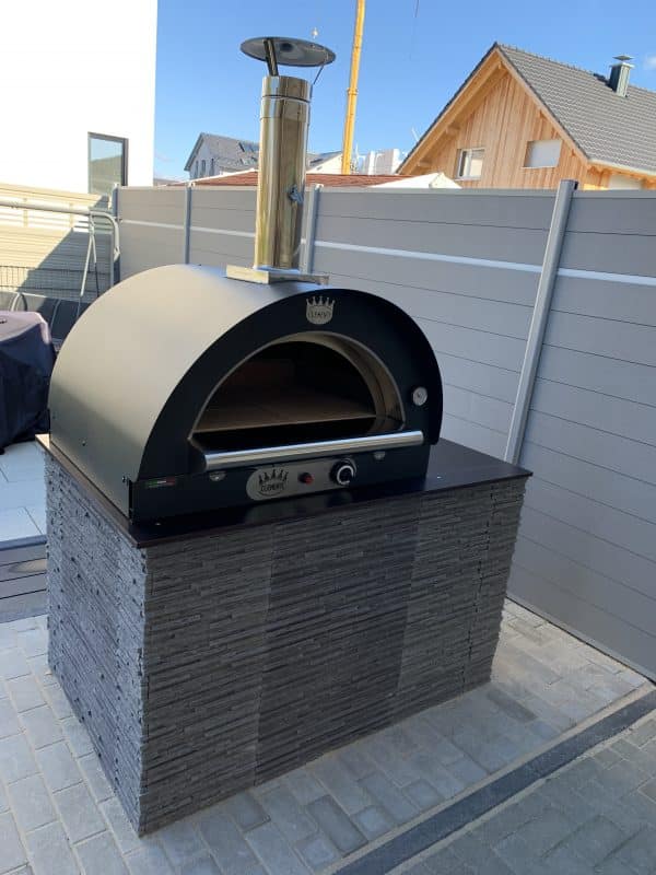 Pizzaofen in einer Außenküche auf einem Sockel