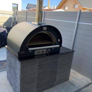 Pizzaofen in einer Außenküche auf einem Sockel