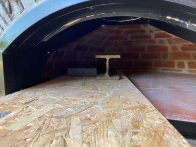 Der Boden eines Pizzaofens beschwert für die Kernbohrung