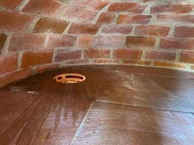 Das gebohrte Loch im Pizzaofen