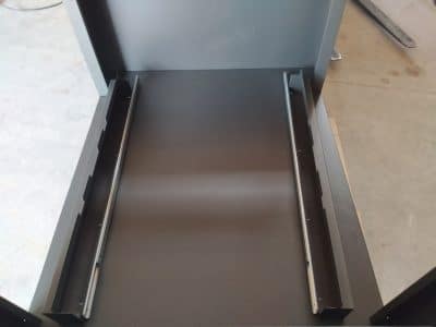 Die Führungsschienen für die Schublade des Gold Tisch