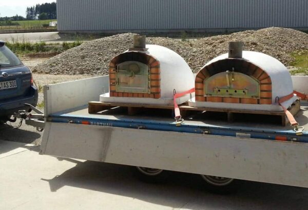 Forno de Pedra Öfen auf einem Anhänger