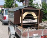 Les Cheminees Holzbackofen Bausatz auf einem Anhänger