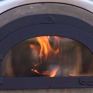 Brennendes Holzfeuer in einem Four Grand Mere Alfred Pizzaofen