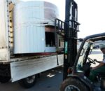 Ein Ambrogi Amalfi wird mit einem Gabelstapler vom LKW abgeladen