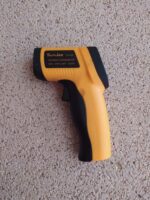 Infrarot Thermometer zur berührungslosen Messung der Bodentemperatur