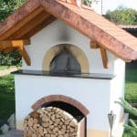 Ein Pizzaofen Bausatz von Les Cheminees eingebaut in ein Backhaus