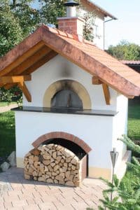 Ein Pizzaofen Bausatz von Les Cheminees eingebaut in ein Backhaus