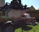 Pizzaioli 100 Holzbackofen beim setzen in den Garten