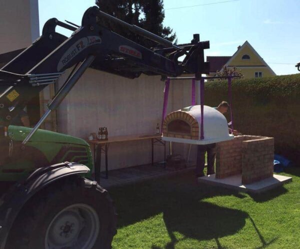 Pizzaioli 100 Holzbackofen beim setzen in den Garten