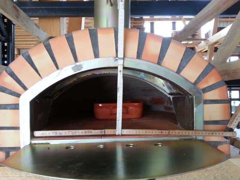 Pizzaioli 100 Holzbackofen mit angelegten Meterstäben zur Veranschaulichung der Türgröße