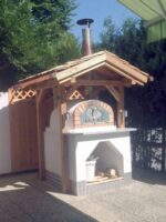 Pizzaioli 100 Holzbackofen mit einem schönen Dach überbaut
