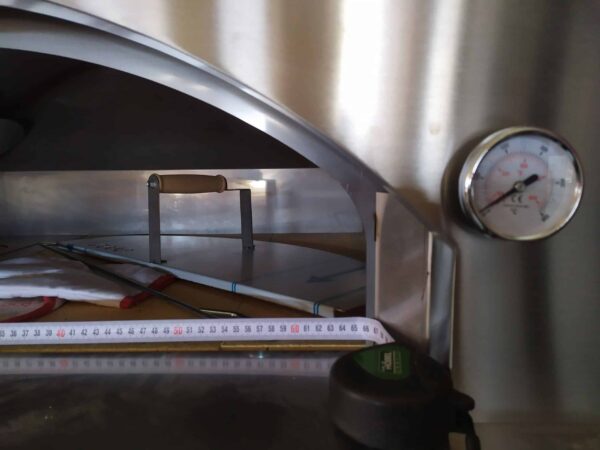 Detailansicht des Backraums und Thermometer eines Rosso Fuoco Pizzaofens