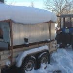 Ein mobiler Pizzaofen im Winter mit Schnee drauf