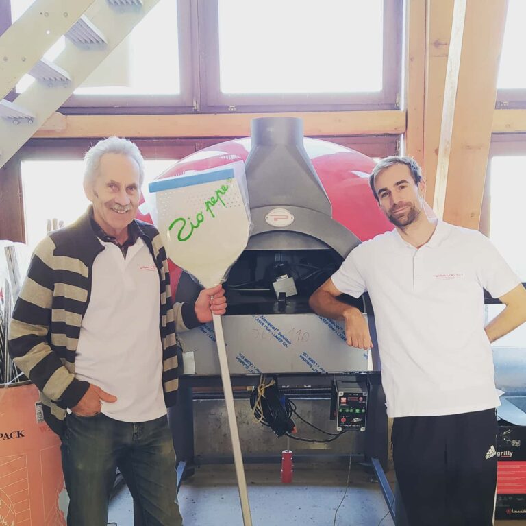 Das Team von kuppelofen vor einem Pavesi Joy TW Pizzaofen