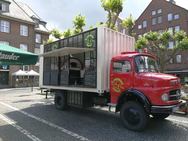Foodtruck Pizzaofen in einem Mercedes Benz Oldtimer Truck