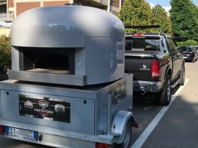 MAM road Pizzaofen auf einem Anhänger