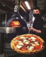 Pizzabacken im Restaurant mit einem Pavesi Joy