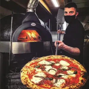 Pizzabacken im Restaurant mit einem Pavesi Joy