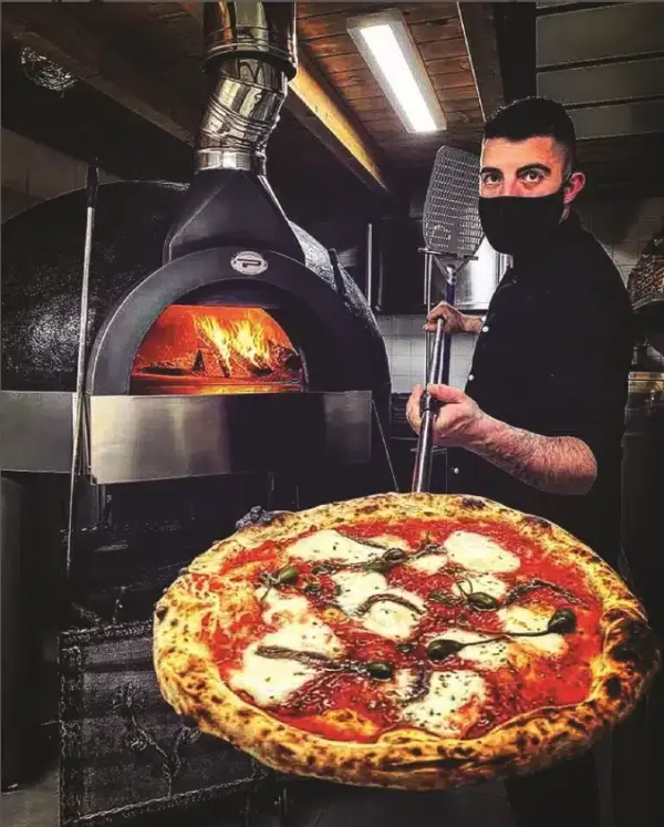 Pizzabacken im Restaurant mit einem Pavesi Joy