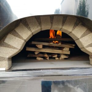 Pizzaofen trockenheizen Feuer brennt im Ofen