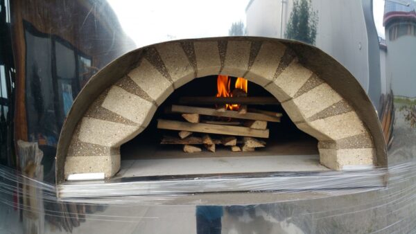 Pizzaofen trockenheizen Feuer brennt im Ofen