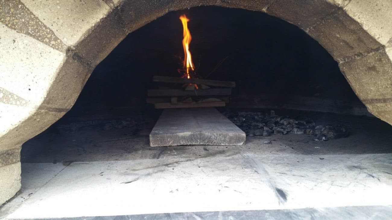 Pizzaofen trockenheizen kleines Feuer anzünden