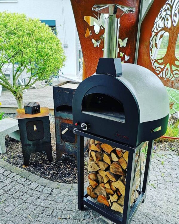 Ein Zio Ciro Subito Cotto Pizzaofen auf einem Untergestell eines Kunden
