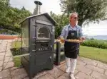 Holzbackofen Clementi Master mit Koch davor