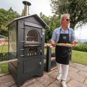 Holzbackofen Clementi Master mit Koch davor
