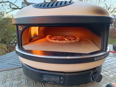 Eine Pizza wird im Gozney Arc gebacken