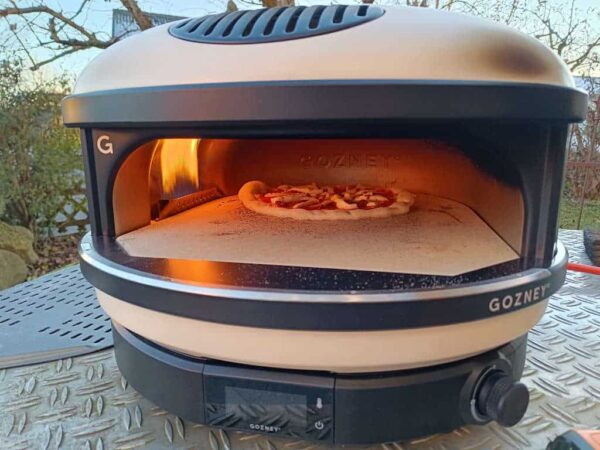 Eine Pizza wird im Gozney Arc gebacken