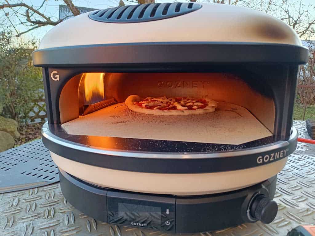 Eine Pizza wird im Gozney Arc gebacken