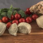 Pizzabelag Grundzutaten, Tomaten und Mozzarella
