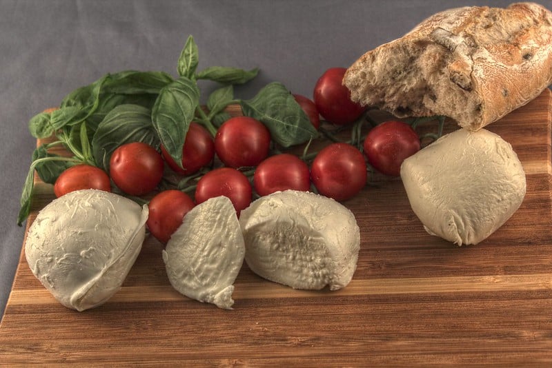 Pizzabelag Grundzutaten, Tomaten und Mozzarella