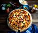 Eine Pizza wird serviert