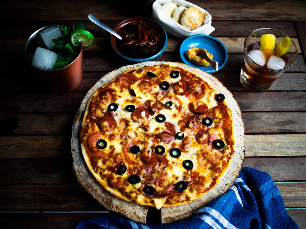 Eine Pizza wird serviert