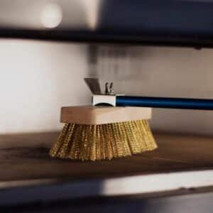 Pizzaofen Besen eckig GiMetal beim Putzen