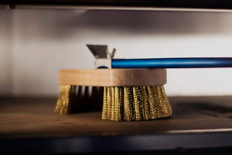 Pizzaofen Bürste von Gimetal rund im Ofen