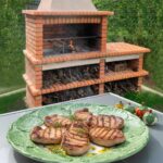 Grillkamin mit Spüle und Steaks